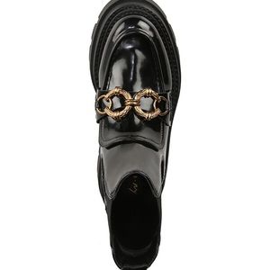 Patent polish steps up a sophisticated pull-on in the retro-inspired